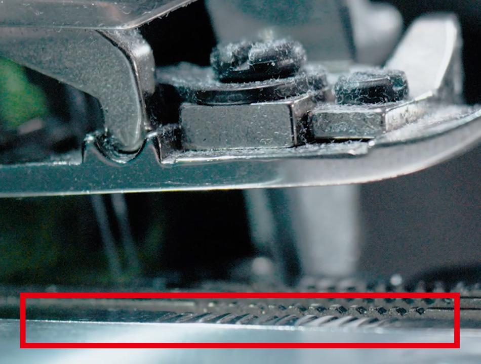 牙齿自动下放，不伤面料