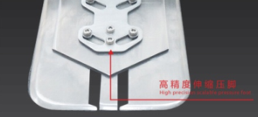 高精度伸缩压脚，是保证双线线迹美观的必要条件本机构通过微型轴承在交叉孔槽里轻松滑动，即可使压脚达到精准伸缩。