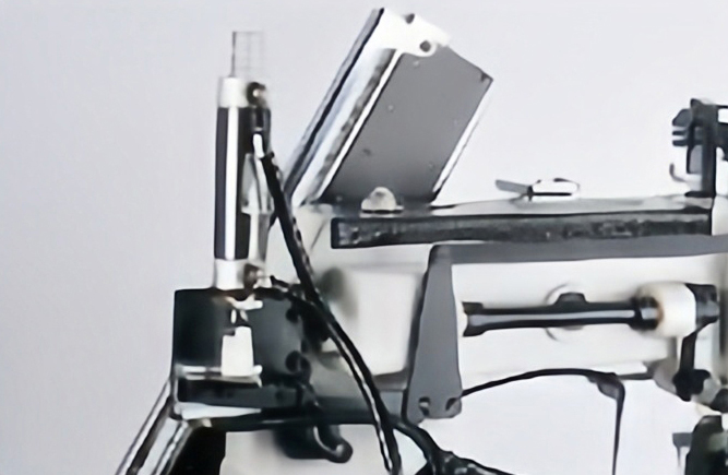 抬压脚松线总成